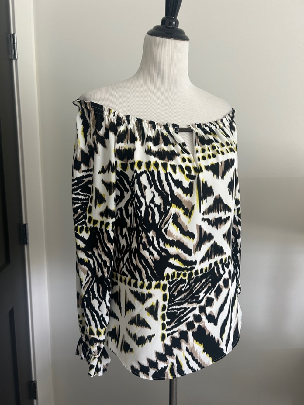 White House black Market M off -Shoulder long sleeve Abstract Blouse